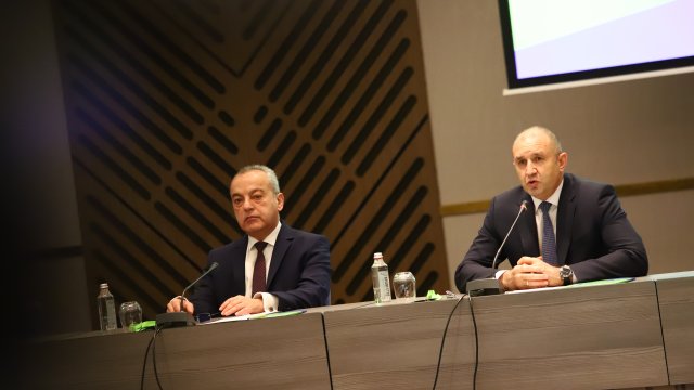 Съставът на служебното правителство е следният:Гълъб Спасов Донев - служебен министър-председател