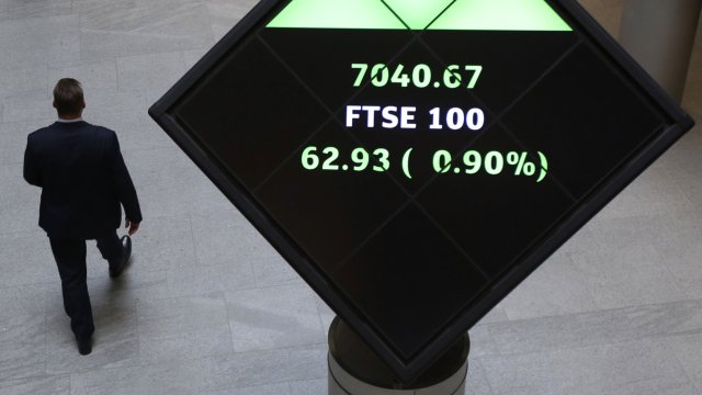 Британският показател FTSE нарасна с 0 21 до 7761 11 пункта Инвеститорите реагираха