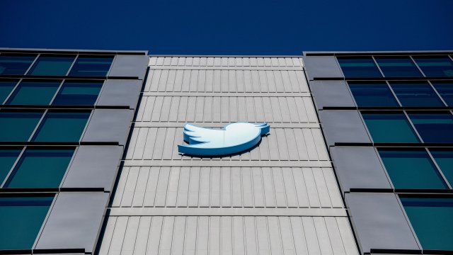 Twitter продава кафемашини и неоново лого на аукцион Съкратени служители на Twitter