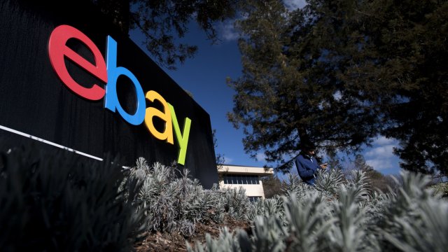 EBay е поредната компания която отстранява кадри в отговор на
