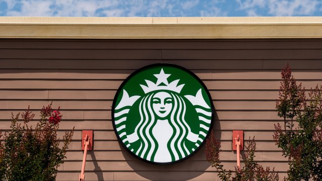 Starbucks обяви добър отчет след като клиентите ѝ в САЩ
