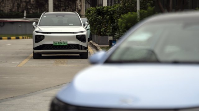 Китайският автомобилен производител BYD Co и американската Tesla Inc водят
