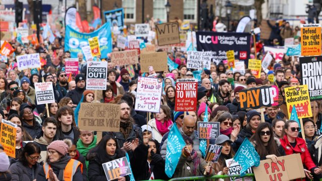 Великобритания премина през най-масовите си протести от поне десетилетие тази