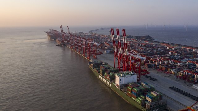 В резултат на движенията търговският излишък на Китай за 2022