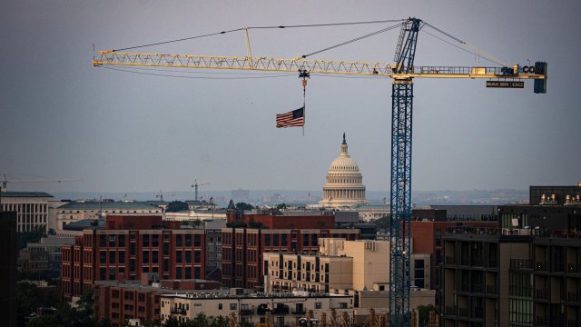 Анкетирани от Ройтерс икономисти очакваха разходите за строителство да намалеят
