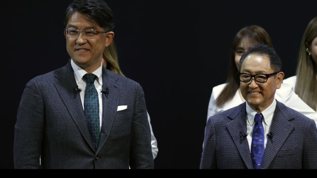 Акио Тойода вдясно отстъпва поста на главен изпълнителен директор в