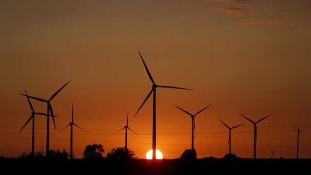 Инвестициите в зелена енергия за първи път се изравняват с