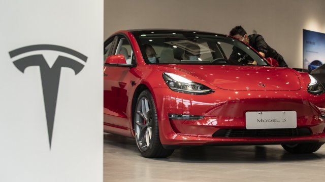 Tesla печели по 15 653 долара на превозно средство през