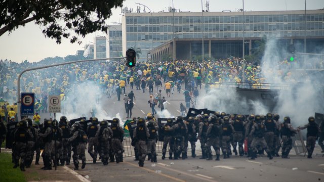 Протестиращите бяха окичени с бразилски знамена и носеха жълтата национална