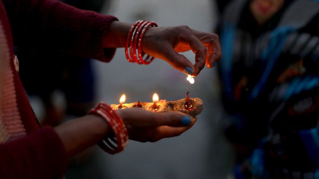 Вечерната молитва на индуски поклонници по време на годишното поклонническо