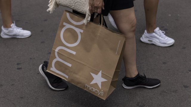 Устойчивото търсене на луксозни стоки накара Macy`s да повиши годишната
