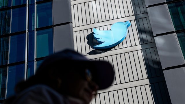 Донато удовлетвори искането на Twitter да принуди петимата бивши служители