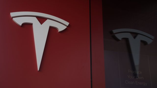 Интересът на т нар  short sellers към Tesla възлиза на 8 76 млрд долара