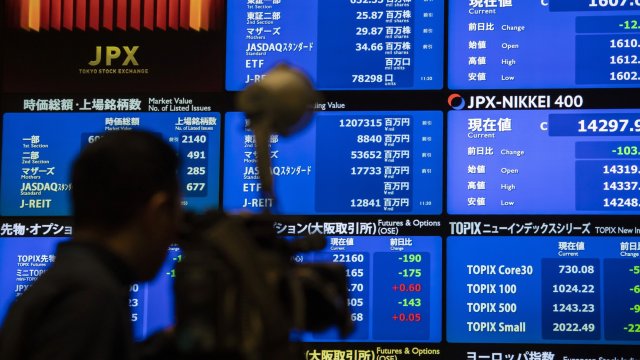 Токийският бенчмарк Nikkei 225 се понижи с 1 44 до 26 405 23
