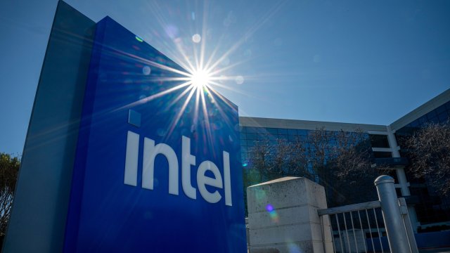 Съобщението на Intel от март миналата година че ще построи