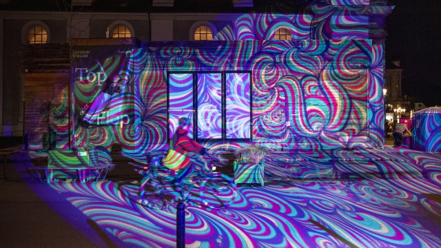 Велосипедист се потапя в светлинния проект Орнамент на Light Factory