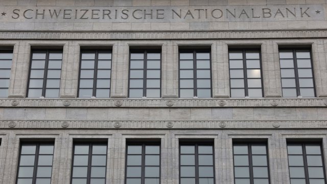 Швейцария забави паричното затягане но предупреди за последващи увеличения на