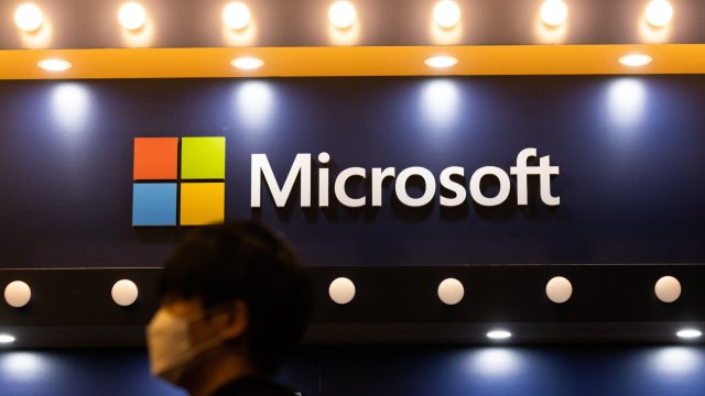 Microsoft е заета да се бори с американските регулатори за