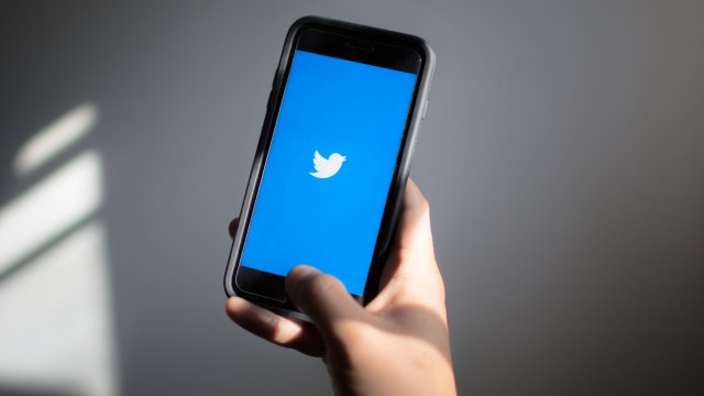 Twitter спря функцията си за превенция на самоубийстваoМЪСКаряването на Twitter Тази