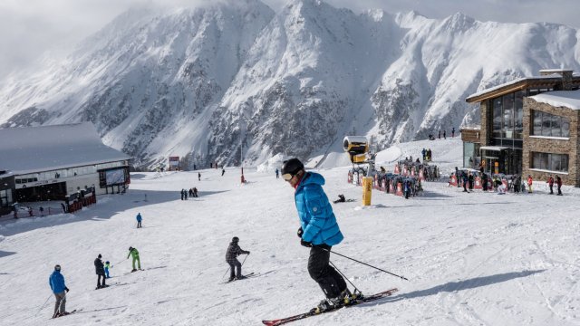 Скиори се радват на снега в ски курорта Ишгл Австрия