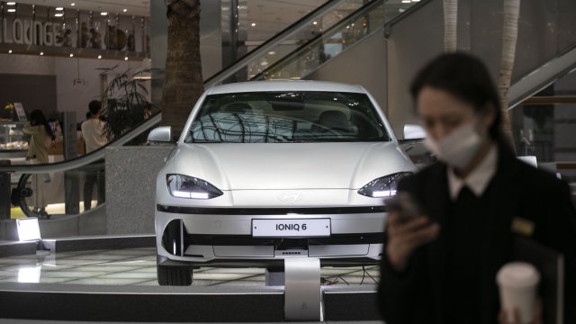 Tesla отново e лидер по продажби в Европа през декември