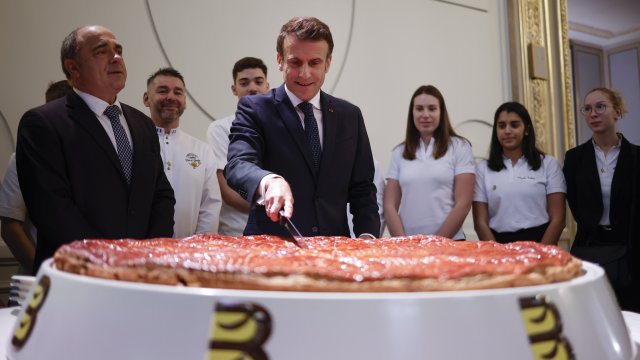 Френският президент Еманюел Макрон разрязва торта за Богоявление след като