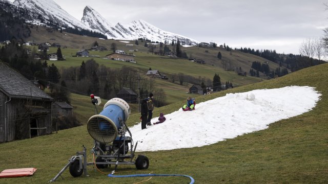 Популярните ски курорти лишени от сняг този сезон поради топлото