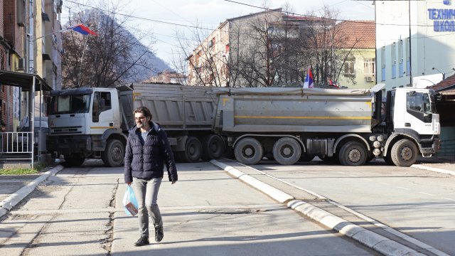 Сърбите в Северно Косово които издигат пътни заграждения от 10