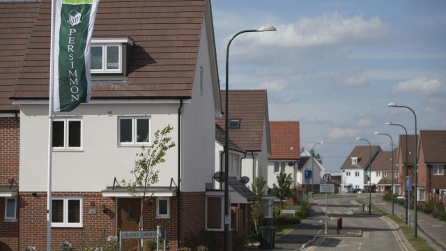 Най-големите строителни компании в жилищния сектор във Великобритания намаляват новото