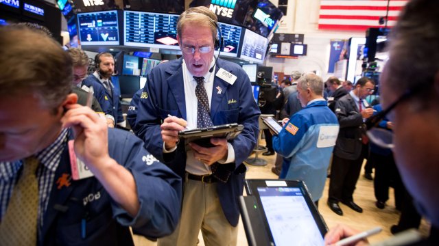 Бенчмаркът на сините чипове Dow Jones Industrial Average отчита спад