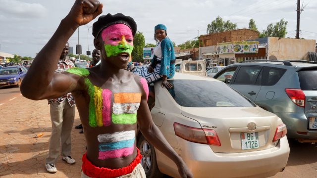 Поддръжник на военната хунта, изрисувал по тялото си знамената на Нигер и Русия, на митинг в Ниамей. Хиляди привърженици и противници на хунтата демонстрират от деня на преврата, 26 юли. Снимка: EPA/ISSIFOU DJIBO