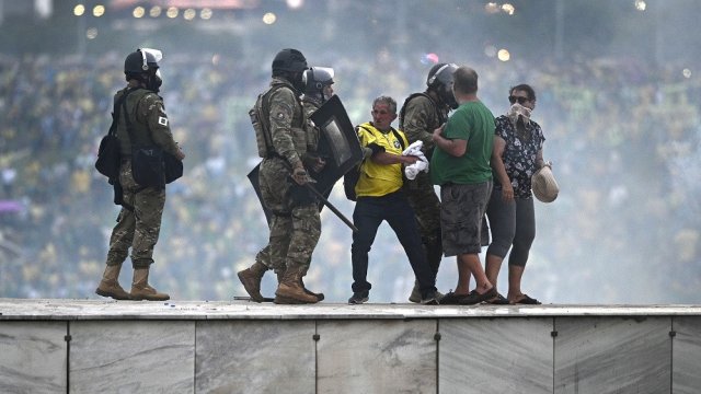 Полицията се бори с привърженици на бившия бразилски президент Жаир