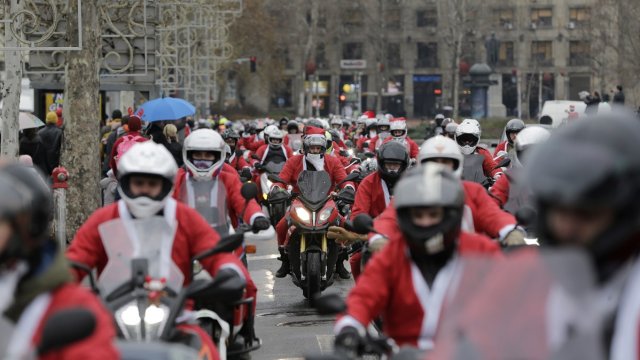 Група мотоциклетисти облечени като Дядо Коледа потегли на обиколка в