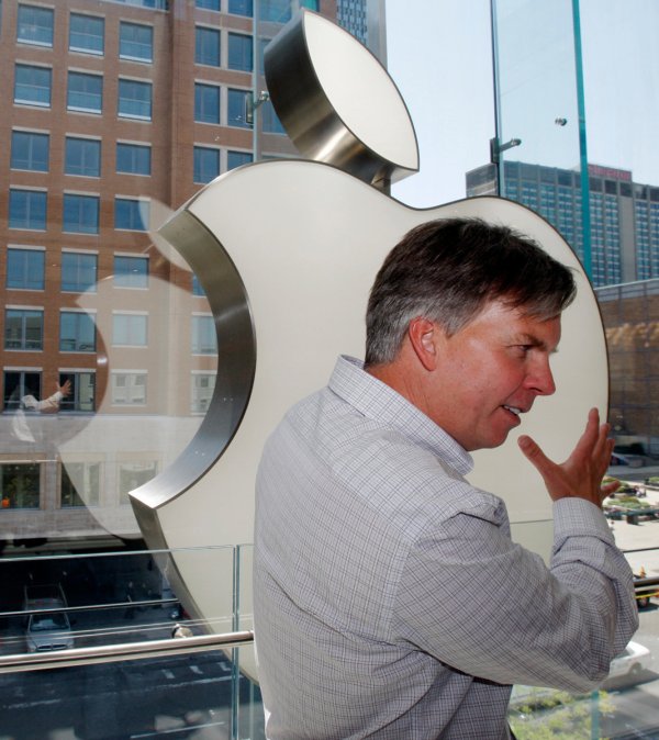 
	Друго важно име на мениджърските етажи в Купертино е Рон Джонсън. Като шеф на отдела по продажби той е отговорен за над 300-те магазина на Apple и с това за продажбите на Macbook, iPhone и iPad. След следването му в Харвард и Станфорд Джонсън е работил на няколко ръководни длъжности в търговската верига Target, преди през 2000 г. да премине в Apple. Експертът въведе в магазините на Apple т. нар. Genius Bar &ndash; специално гише, където обученият персонал може индивидуално да обърне внимание на всеки клиент.&nbsp;
