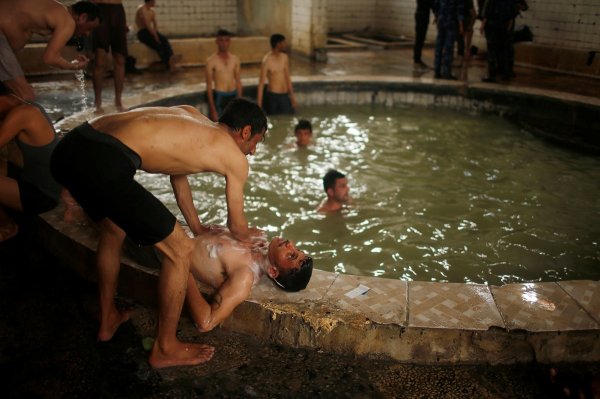 
	Иракчани се наслаждават на масажи и кални бани
