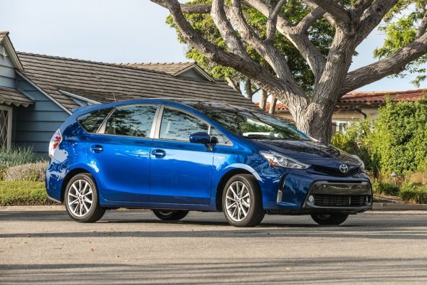 
	Toyota Prius v води сред комбитата с оценка 9 при емисиите на парникови газове, като изминава 100 км. с около 5,88 л. гориво при извънградско каране. По-голямата версия на оригиналния хибрид на Toyota се продава за около 26 675 долара.

	При бензиновите комбита Chevrolet Sonic 5 води с оценка 8 при емисиите на парникови газове и, подобно на Prius v - с разход от 5,88 л / 100 км при извънградско каране. Цената на модела започва от 14 354 долара.

	Снимка: Toyota Webpage
