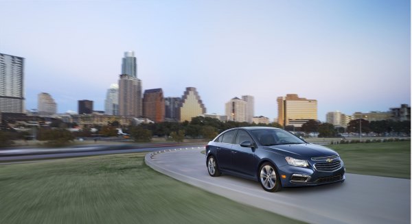 
	Chevrolet Cruze Limited Eco получава най-добрата оценка при средноголемите бензинови автомобили с оценка 8 за емисиите на парникови газове. Cruze Eco изразходва 5,6 л/км гориво при извънградско каране и има комбиниран разход на гориво от 7,12 л / 100 км, сочат тестовете на агенцията за защита на околната среда.

	Препоръчителната цена при продажба на дребно е 16 170 долара.

	Снимка: Chevrolet Webpage
