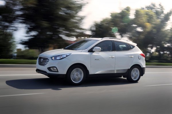 
	При малките SUV Hyundai Tucson Fuel Cell е друг автомобил с водородни горивни клетки, който успява да постигне максимален резултат при тестовете на агенцията за защита на околната среда. Представен на пазара като &quot;първият автомобил водородни горивни клетки в масово производство&quot;, Tucson постига оценка 10 както при емисиите на парникови газове, така и при замърсяването на въздуха.

	SUV постига разход от 4,61 л / 100 км при извънградско каране и има препоръчителна цена на лизинг от 499 долара месечно.

	Снимка: Hyundai Webpage
