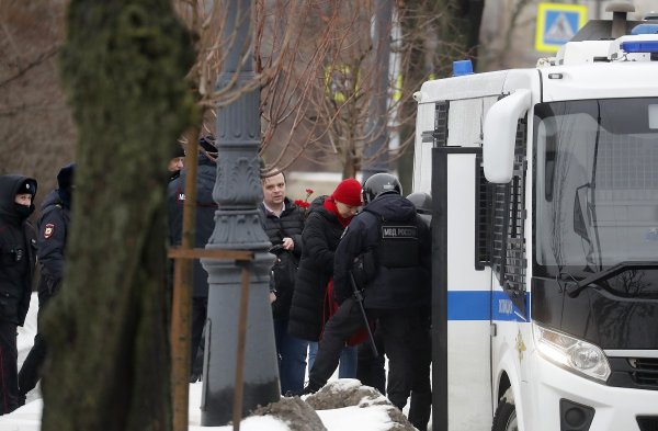 Полицаи задържат участници в панихида в памет на Алексей Навални в Санкт Петербург. Снимка: БГНЕС/EPA/ANATOLY MALTSEV