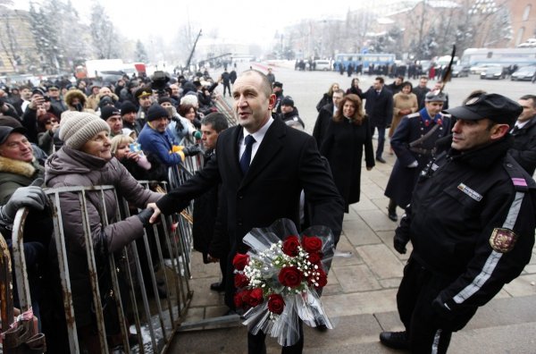 
	Посрещане на Румен Радев в първия му ден като държавен глава пред входа на Президентството
