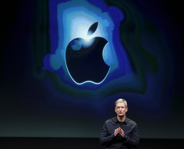 
	Тим Кук наистина къса с политиката на починалия основател на Apple Стив Джобс. Той беше против разпределяне на дивиденти. Но при Кук акционерите за първи път от 1995 г. насам&nbsp; ще получат дивидент, съобщиха от компанията в понеделник. Плащането се определя на 2,65 долара на акция за тримесечие.

	Apple преустанови плащането на дивиденти в края на 90-те години, когато компанията бе на ръба на фалита. През 1996 г. Apple отчете загуба в размер на 816 млн. долара.

	Междувременно производителят на iPhone и iPad седи върху купчина пари в брой - около 100 млрд. долара.

	Дивидент: 10,60 долара
	Дивидентна доходност: 1,8%

	Снимки: Ройтерс
