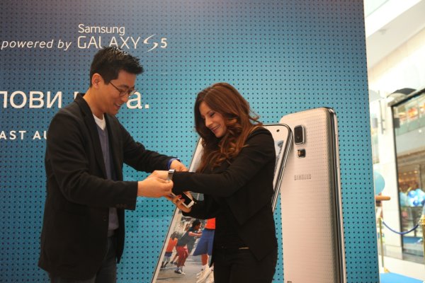 
	Александра Жекова получи първия Galaxy S5 и Gear Fit като специален подарък от Крис Чънг, изпълнителен директор на Samsung за България.&nbsp;
