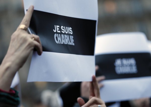 
	Протестиращи на Площада на Републиката в Париж държат надписи с текст &quot;Аз съм Шарли&quot; в знак на съпричастност.

