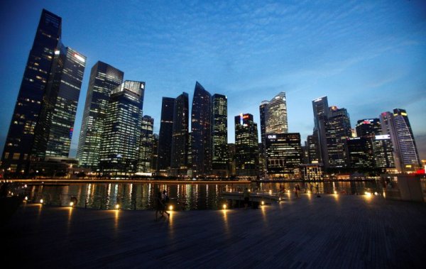 
	Сингапур неизменно присъства във всички класации на най-добрите места за живеене благодарение на модерната инфраструктура и качествените публични услуги. Това е и една от най-богатите държави в света с едно от най-ниските нива на престъпност и с изключително добра репутация като водещо място за правене на бизнес.

	Основен недостатък обаче е гъстотата на населението, а оттам и цените на имотите и разходите за живот. Отделно и правилата се спазват толкова стриктно, че има солени глоби за замърсяване и дори хранене на обществено място, например във влака. Дъвките пък са забранени в страната.

	За да си осигури постоянно разрешително за пребиваване в Сингапур, инвеститорът трябва да вложи в страната поне 1,8 млн. долара в някакъв бизнес. Разрешителното се издава за период от пет години, след което инвеститорите трябва да отговорят на определени условия, за да им бъде подновено то. Едно от тях е притежателят на разрешителното и членовете на семейството му да са пребивавали там поне за половината от този период.

	Данъкът върху доходите в Сингапур е прогресивен, като ставката достига до 20%, като се отнася за доходите, реализирани в страната. Всички доходи от чужбина са изключени от данъка. Няма и данък върху капиталовата печалба.

	Покупката на имот в Сингапур обаче излиза скъпо, въпреки че цените паднаха доста в сравнение с максималните равнища, достигнати през 2013 г. Чужденците освен това трябва да получат одобрение от местното правителство да закупят имот и земя. 

	Снимка: архив, Ройтерс
