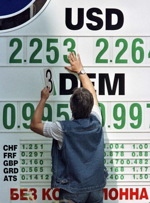 
	Обменни курсове на лева спрямо долара и германската марка, 12 септември 2000 г.&nbsp;Снимка: архив Ройтерс
