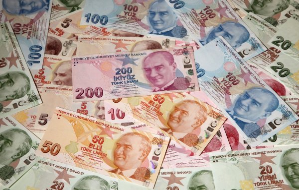 
	Турция повиши чуждестранните капитали в страната, като голяма част от средствата бяха влошени в облигации или акции.

	Анализаторите обаче предупреждават, че вероятността турската икономика да продължи да е в състояние на бичи пазар е твърде възможна. Инвеститорите от своя страна търсят възможностите да изцедят до последна капка икономиката на страната.

	The Turkish central bank has eroded&nbsp;the lira&nbsp;carry by cutting rates to counter the adverse consequences of large capital inflows on financial stability and the currency.

	Moody&#39;s наскоро обнови инвестиционния рейтинг на страната за първи път от 1994 г. насам, като решението изпрати доходността на облигациите до рекордно ниски нива.
