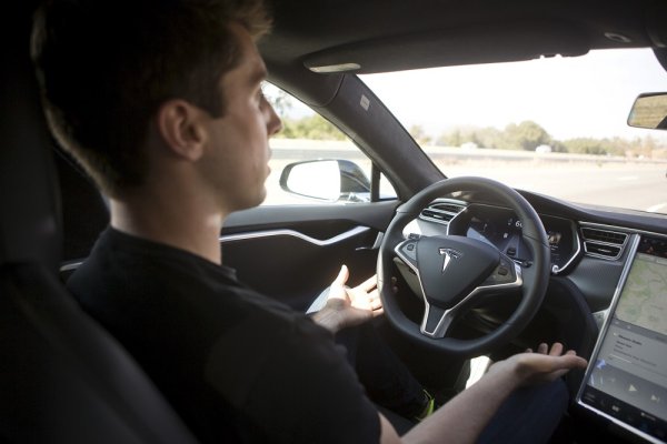 
	Системата за самоуправление на коли Autopilot наистина предизвика фурор в индустрията. Софтуерът беше пуснат през 2014 г. и измина дълъг път през последните пет години въпреки множеството си проблеми. Функцията идва с редица възможности, включително адаптивен круиз контрол и асистент, който ви помага със скоростите. Редица компании се насочват в същата посока като Tesla, но тепърва ще видим кой ще спечели в тази надпревара.

	Снимка: Архив Ройтерс
