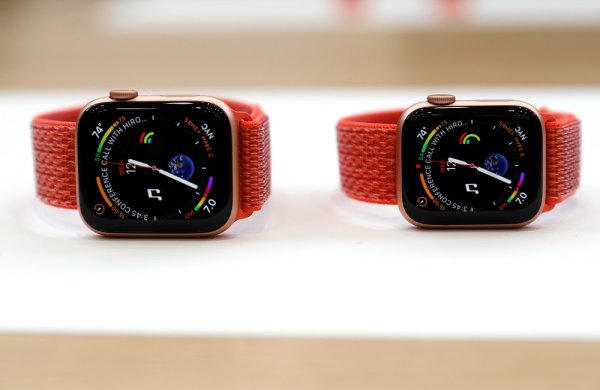 
	Въпреки че Apple Watch Series 4 има доста предшественици, появата му през 2018 г. го превърна в модела, който предопредели бъдещето на умните часовници. Следене на активностите и известия от смартфона? Това е детска игра. Apple успя да добави ECG сензор в умния си часовник, давайки му възмжност да прави електрокардиограми и да разпознава сигналите на предсърдното мъждене. Към списъка можем да добавим и медицинските възможности плюс детектор за падане. Всеки път, в който часовникът засече, че сте паднали, той изпраща сигнал до списъка ви с контакти за спешни случаи и се обажда на спешна помощ.

	Снимка: Архив Ройтерс
