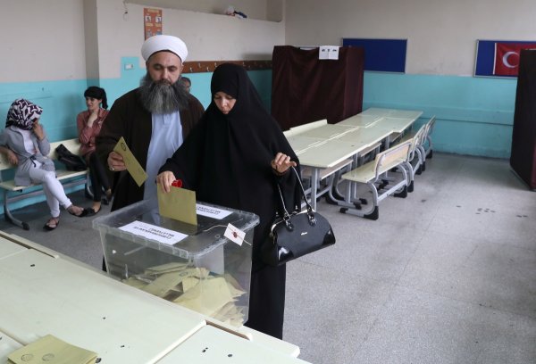 
	Жена гласува на изборите в Турция. Снимка: Архив Ройтерс
