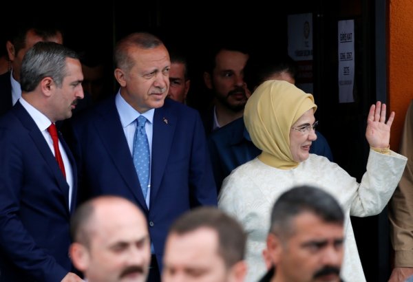 
	Ердоган пристига със семейството си, за да гласува на изборите.&nbsp;Снимка: Архив Ройтерс

